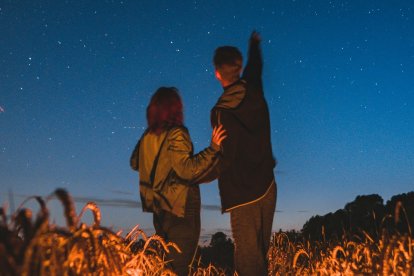 Un hombre, una mujer y el misterio del cielo estrellado y la grandeza de la Creación que suscita asombro y preguntas
