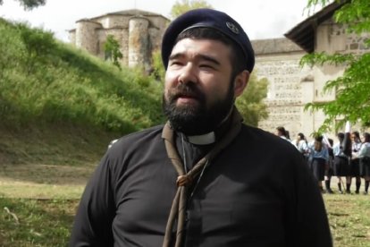 Arturo Carmona, sacerdote de la diócesis de Toledo, acompaña a los Guías y Scouts de Europa en su encuentro en Montesión, Toledo