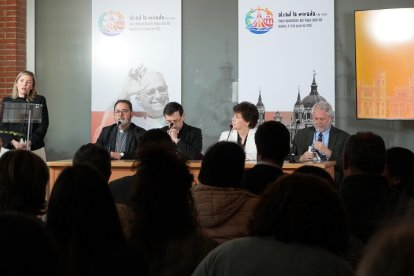 Presentación ante cien periodistas de los actos del Papa León XIV en Madrid en su visita de junio