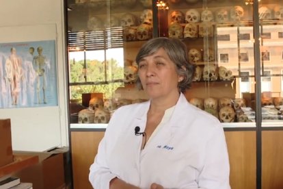 La forense Patricia Moya, aquí rodeada de cráneos, fue una de las que estudió el cuerpo incorrupto de San Isidro