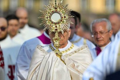 León XIV, en su primera procesión eucarística como Papa: el Corpus Christi de 2025 por las calles de Roma.