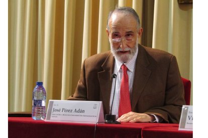 El sociólogo José Pérez Adán, durante la presentación de su propuesta de “pensar lo social como si Dios existiera”