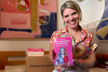 Leire Navaridas con el primer ejemplar de "Un aborto después" (Ciudadela LIbros), recién llegado de imprenta.