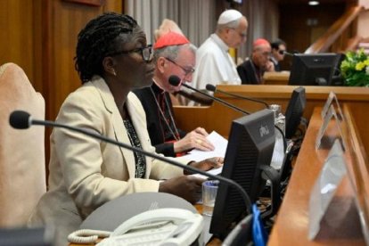 La teresiana Leocadie Lushombo junto al cardenal Parolin al presentar Magnifica Humanitas