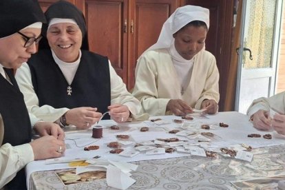 Religiosas contemplativas confeccionando rosarios para la visita del Papa león XIV a España