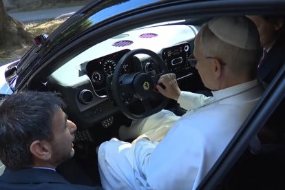 León XIV se sube al Ferrari Luce, primer Ferrari completamente eléctrico, que le enseñaron en Castelgandolfo