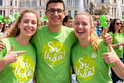 Foto promocional de los voluntarios de la Marcha por la Vida de 2026, cada año participan numerosos voluntarios jóvenes y miles de personas