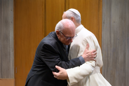 Abrazo del Papa León XIV al P. Ángel Camino, amigos y hermanos agustinos.