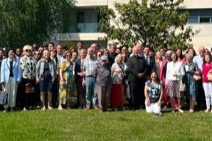 Foto de familia en el Seminario Internacional Bidasoa, el 29 de mayo, junto a los miembros de la Fundación CARF, el rector del seminario, los formadores y los seminaristas.