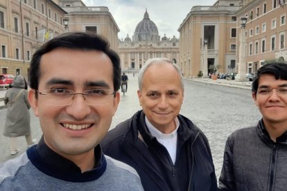 El padre Jasson, en Roma, junto a Robert Prevost —hoy Papa León XIV—, en una visita a la basílica de San Pedro.