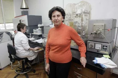 Tarsy Carballas en su laboratorio de edafologia