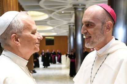 El obispo Xabier Gomez con el Papa León en el Vaticano; el obispo le mostrará la cárcel de Brians 1