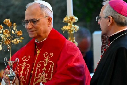 León XIV en diciembre de 2025 lleva la Rosa de Oro a Nuestra Señora del Líbano en Harissa... es un regalo habitual pontificio para santuarios marianos.