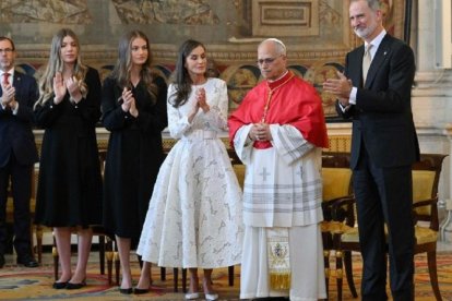El Rey, la Reina, la Princesa Leonor y la Infanta Sofía con el Papa León XIV en la Sala de las Columnas del Palacio Real en Madrid