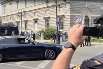 El coche del Papa gira hacia el Palacio Real entre cámaras y banderas, mientras la seguridad y el pueblo madrileño lo acompañan a pocos metros de la entrada.