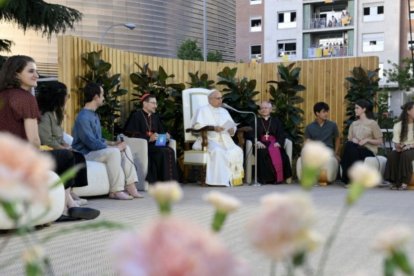El Papa, advierte a los jóvenes: "si algo te lleva lejos de Dios, no es de Dios".