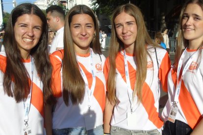 Cuatro jóvenes voluntarias de la Obra de la Iglesia, llegadas de distintas ciudades para el servicio de orden, revisando QRs... saben de música católica