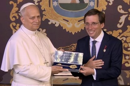 El alcalde Almeida entrega la llave de oro de Madrid al Papa león XIV
