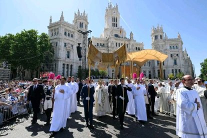 Bajo palio y con la custodia en sus manos, León XIV recorrió ayer la calle de Alcalá desde el altar de Cibeles ante una plaza llena de fieles en la procesión del Corpus Christi.