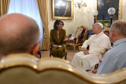 León XIV con seis víctimas de abusos dentro de la Iglesia, en una reunión en la nunciatura.