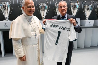 Florentino Pérez regala una camiseta personalizada del Madrid al Papa León XIV