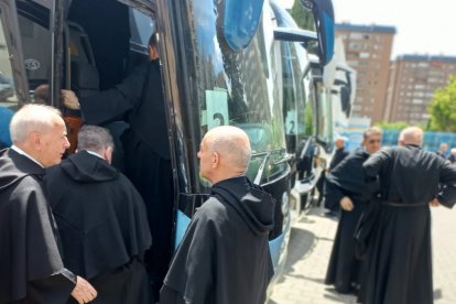 Agustinos españoles y de otros países llegan a Nunciatura de Madrid en autobuses para un encuentro con el Papa