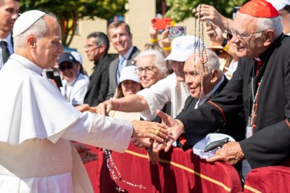 El Papa León XIV saludando al Cardenal Baltazar Porras en la Plaza del Cristo en La Laguna, Tenerife, junto a ellos el Cardenal Diego Padrón