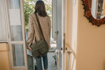 Una mujer abandona el hogar familiar. El distanciamiento voluntario entre padres e hijos adultos es un fenómeno cada vez más estudiado en Occidente.