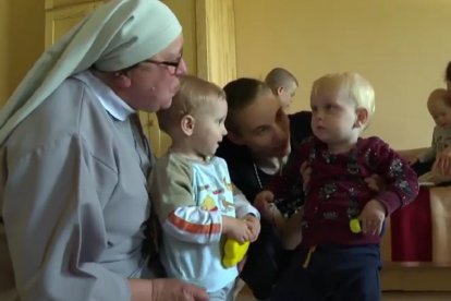 Religiosas albertinas en Leópolis con familias desplazadas por la guerra, ayudadas por ACN