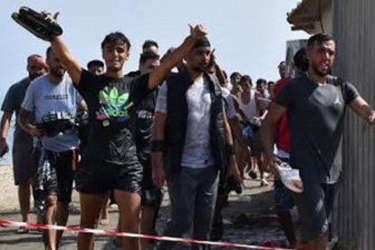 Cientos de personas entran en Ceuta ilegalmente nadando o por una puerta abierta a final de julio de 2026