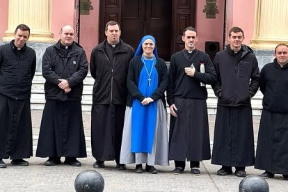 En el centro de la fotografía se encuentra una de las hijas religiosas de la familia, acompañada por sus seis hermanos sacerdotes, aunque falta una hermana religiosa que no pudo estar en este encuentro.