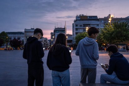 Adolescentes y jóvenes comparten hoy espacios físicos y digitales en los que la pertenencia, la imagen y la valoración de los demás se entrecruzan de manera constante.