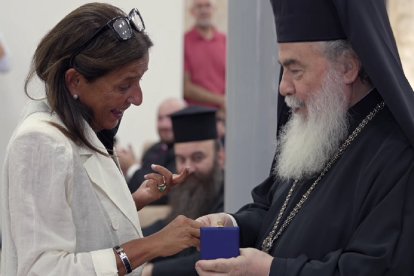 Antonella Polimeni, de La Sapienza de Roma, con el Patriarca griego de Jerusalén, Teófilo III