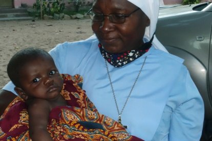 Sor Alphoncia Meinrad, una tanzana en Mozambique, con los desplazados de Cabo Delgado