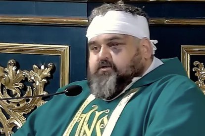El padre Adrian Mantykiewicz, de la abadía de Jarosław, en Polonia, sufrió una agresión que le pudo costar la vida.
