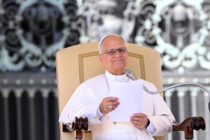 Como es tradición los miércoles, el papa se reunió con los peregrinos en la Plaza de San Pedro.