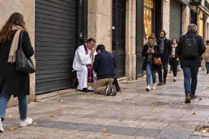 Esta imagen se pudo ver con facilidad en los alrededores de la Plaza de la Concordia, donde celebró la misa el sábado el Papa León.