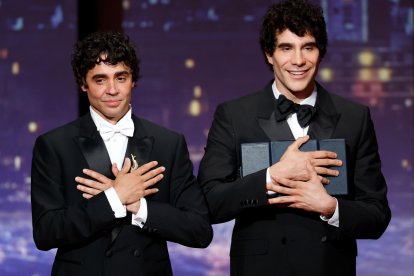 Los Javis (Javier Ambrossi y Javier Calvo) recogiendo un premio en el Festival de Cannes.