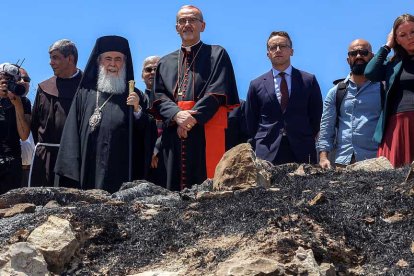 Autoridades cristianas de Tierra Santa visitan Taybeh, aldea cristiana en Cisjordania, tras uno de los muchos ataques recibido por colonos judíos.
