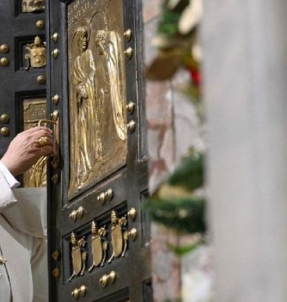 El Papa León XIV cierra la última puerta santa del Jubileo, la de San Pedro del Vaticano, en el día de Reyes