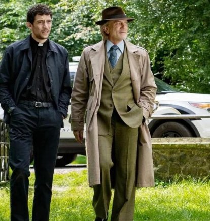 El buen padre Jud y el cínico y descreído Benoit Blanc en un asesinato extrañísimo y una parroquia peculiar