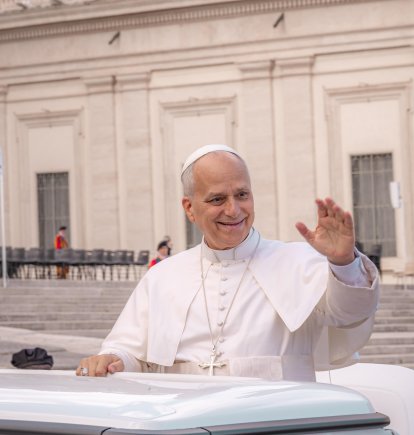 León XIV saludando a algunos peregrinos reunidos en la plaza de san Pedro del Vaticano