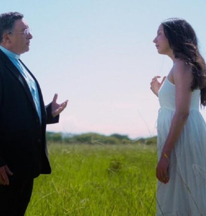 Escena onírica en la película Día Ocho, la joven Yira ha llegado a una conexión peculiar con Emiliano Tardif, ya fallecido
