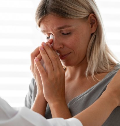 Una mujer llorando con una doctora.