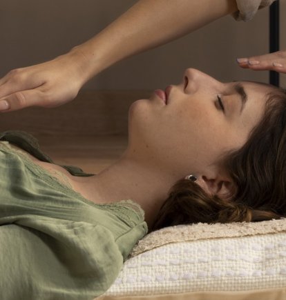 El reiki dice curar transmitiendo una energía indetectable llamada ki a través de las manos; no es ciencia, es algo espiritual y peligroso