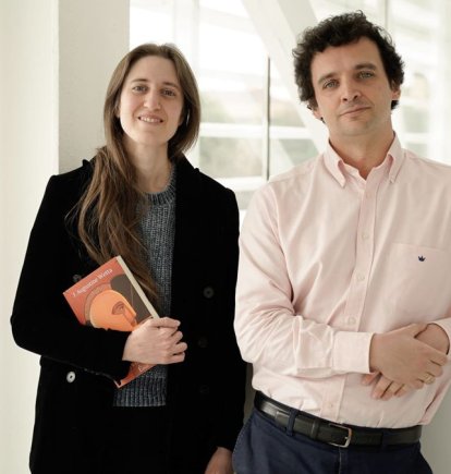 María Loreto Ríos y Pedro Lara Astiaso, junto con el primer título de Érase, 'La octava flecha'.