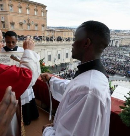 León XIV pronuncia la bendición Urbi et Orbi en el día de Navidad de 2025, su primera Navidad como pontífice