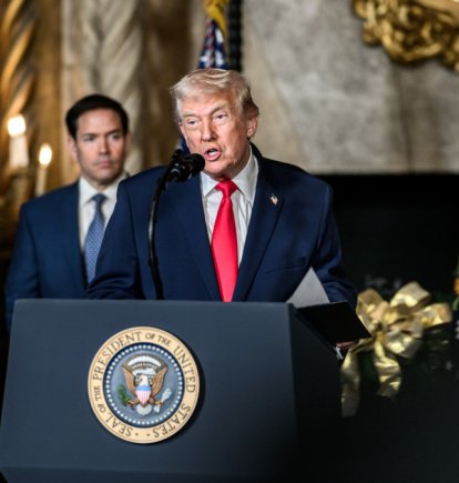 Donald Trump, junto al secretario de Estado, Marco Rubio (izquierda) y el secretario de Guerra, Pete Hegseth (derecha)