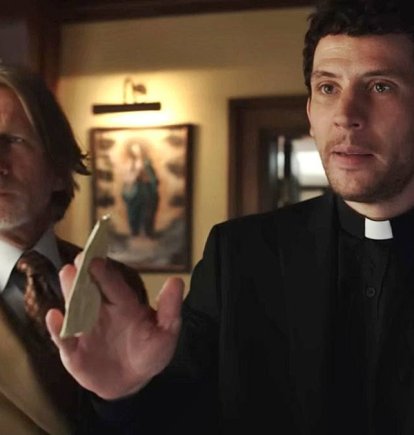 Daniel Craig (el policía) y Josh O'Connor (el sacerdote sospechoso del crimen): 'Puñales por la espalda. De entre los muertos' es un 'thriller' con las servidumbres de Hollywood, pero también con valores espirituales.