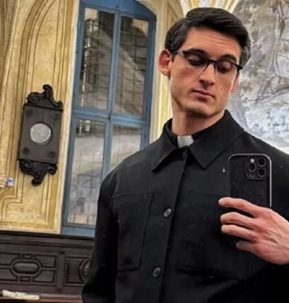 El cura influencer Alberto Ravagnani se hace un selfie en una hermosa sacristía
